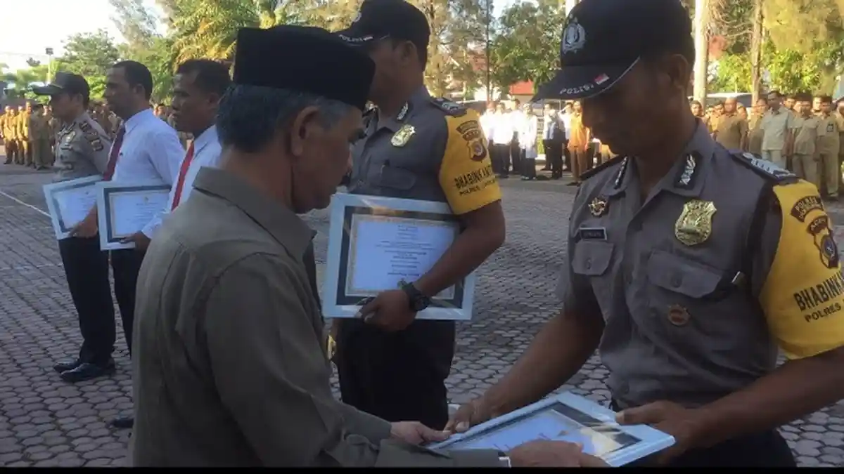 Beri Pelayanan Secara Online, Kapolsek Meurah Mulia dan Anggotanya Dapat Penghargaan