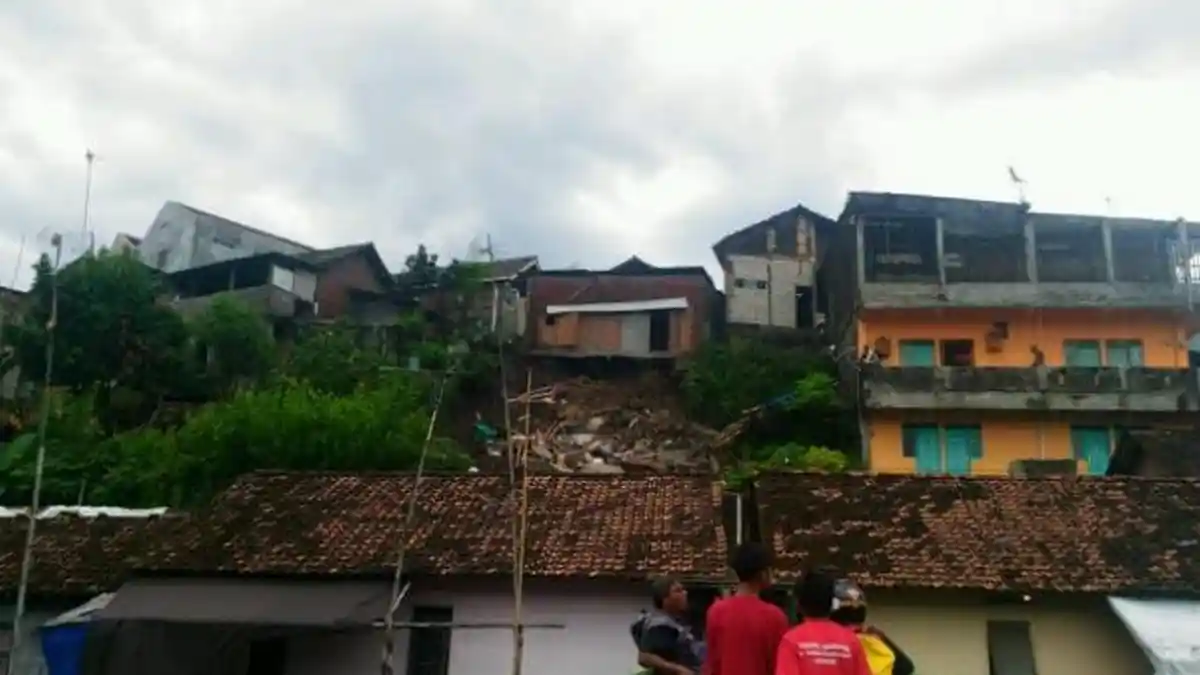 Tebing di Rumah Sutri Longsor, Material Reruntuhannya Timpa Rumah Tetangga
