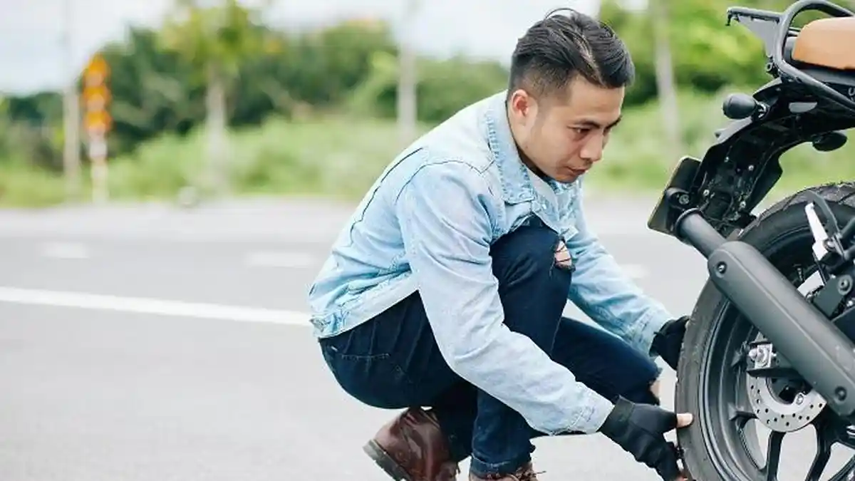 Tanda-Tanda Ban Motor Minta Diganti, Jangan Tunggu Sampai Botak!