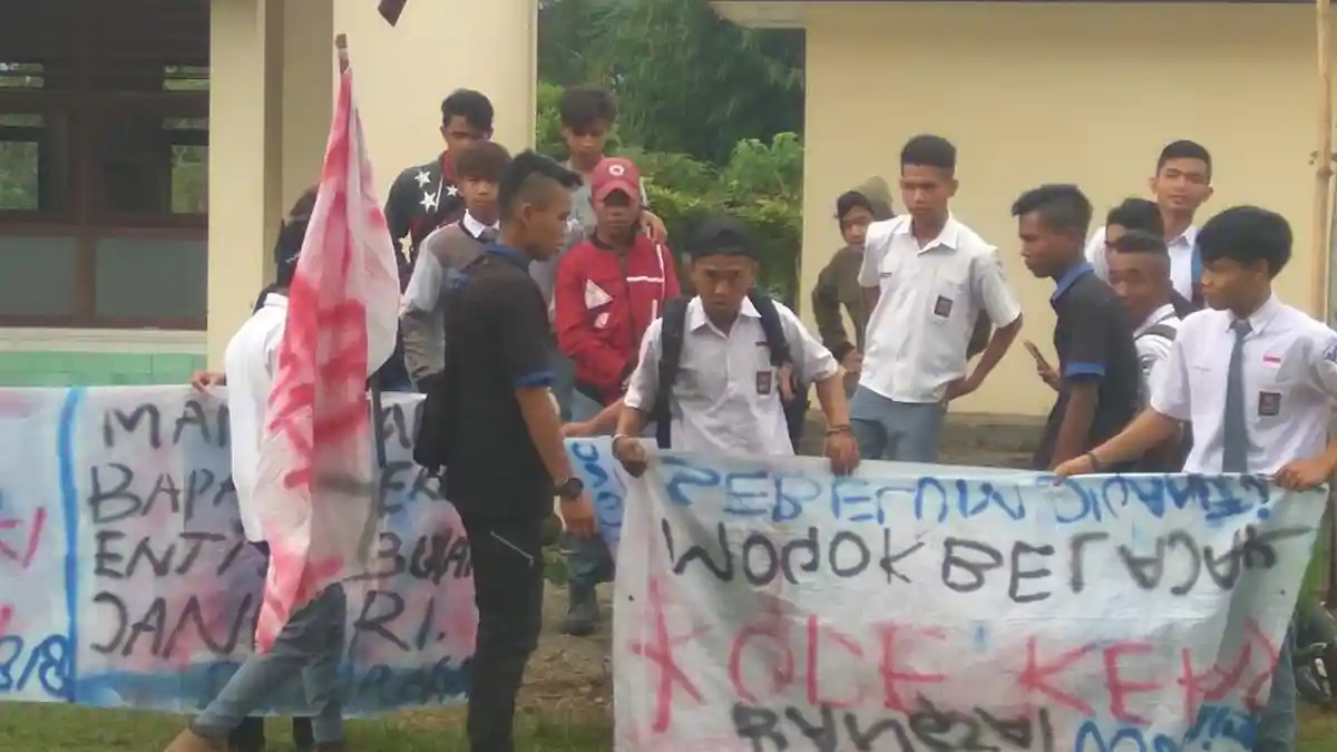 Kepsek SMK 2 Kerinci, Didemo Puluhan Siswanya, Dianggap tak Mampu Memimpin