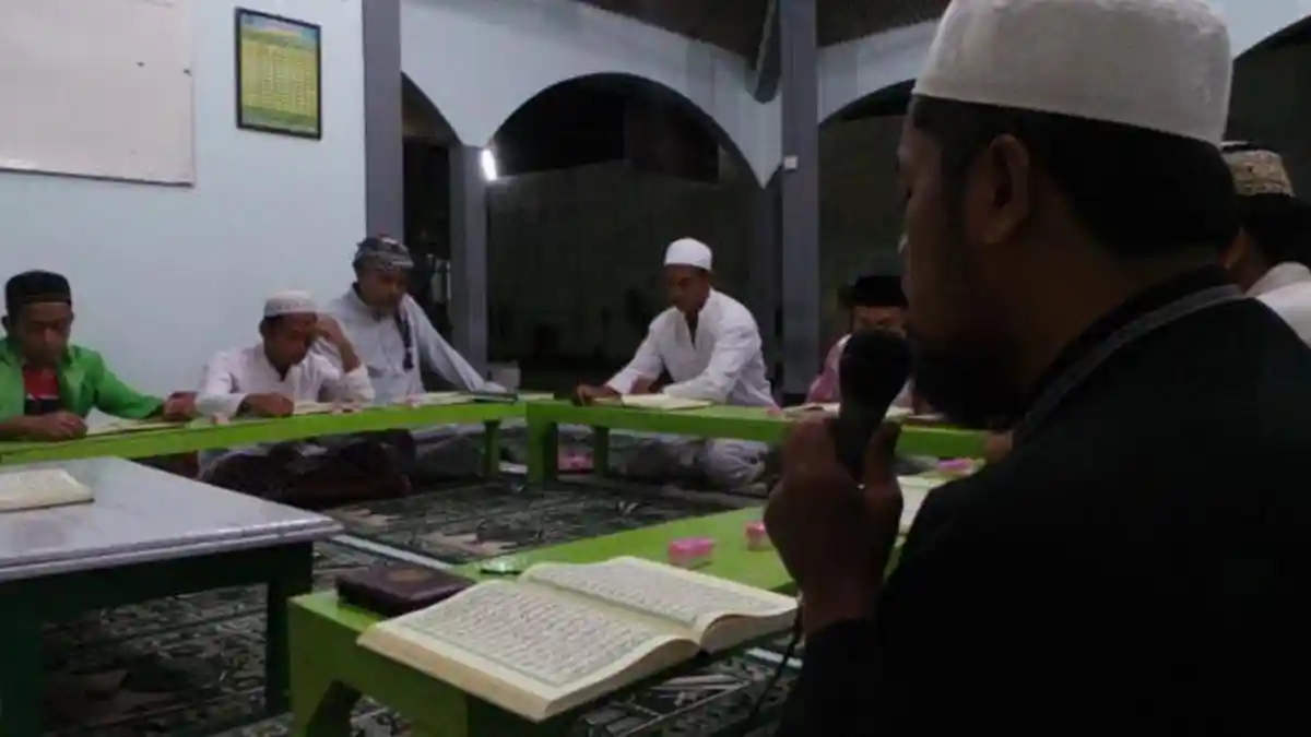 Ustaz di Pesantren Ini Bawa Door Prize untuk Mengajarkan Para Napi Beribadah