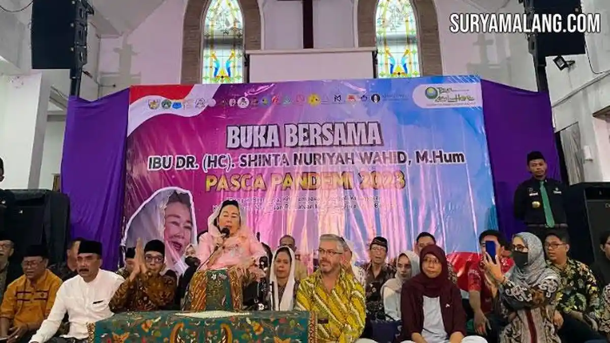 Sinta Nuriyah Buka Bersama Beragam Umat Agama di Gereja Kristen Indonesia, Sidoarjo