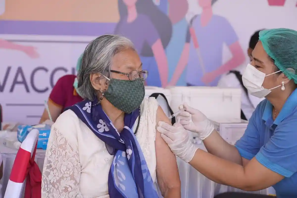 Vaksinasi Lansia Berjalan Lambat, Ini Kendala yang Dihadapi Satgas Covid-19