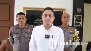 Kasatreskrim-Polres-Gresik-AKP-Aldhino-Prima-Wirdhan-jelaskan-kasus-tiga-santri-putri-dicabuli-kiai.jpg