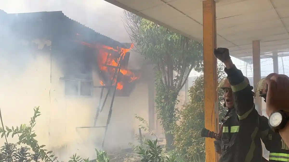 BREAKING NEWS: Kebakaran Musala SMPN 8 Padang, Siswa Panik Berhamburan Keluar
