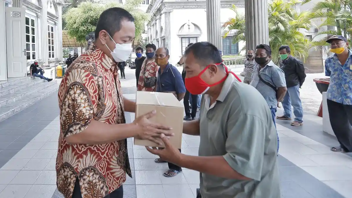 Salurkan Bansos Sembako, Wali Kota Semarang Hendi Minta Sopir Angkot Taat SOP Kesehatan
