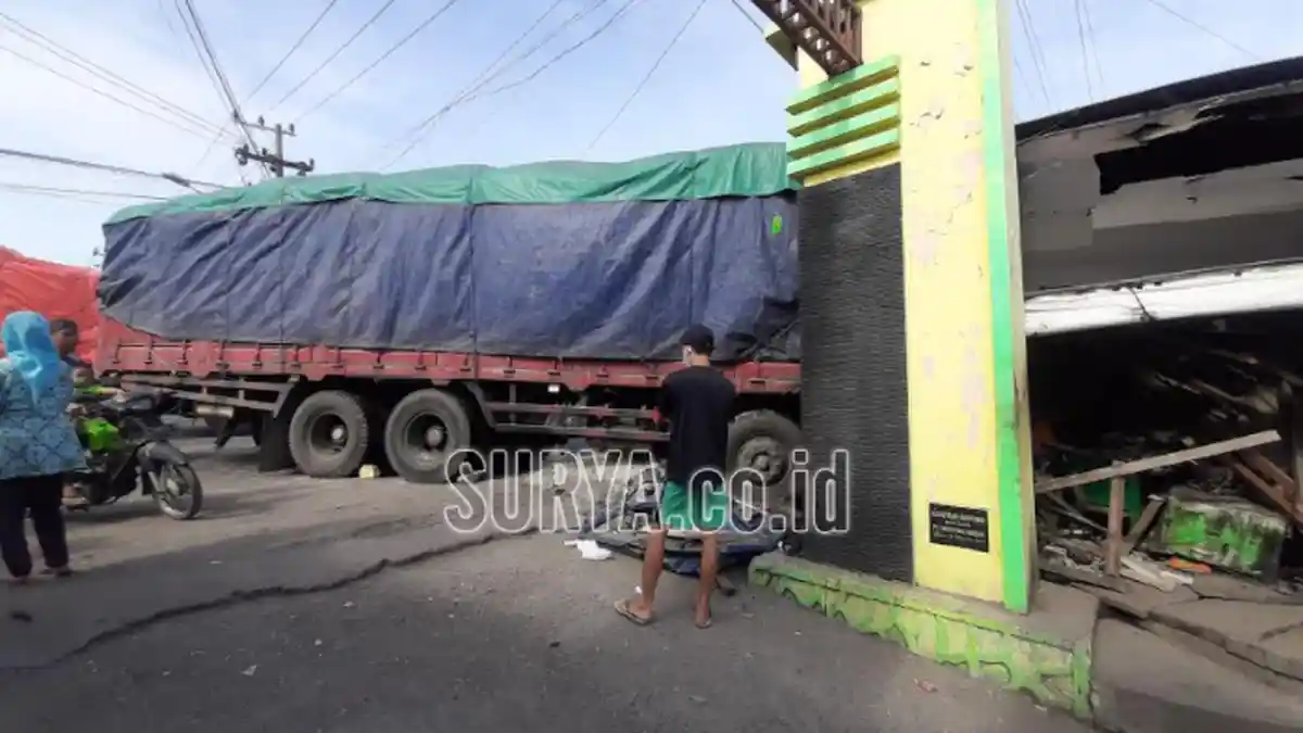 Truk Tronton Hantam Rumah, Rombong Mie Hingga Motor di Kabupaten Gresik, Diduga Rem Blong