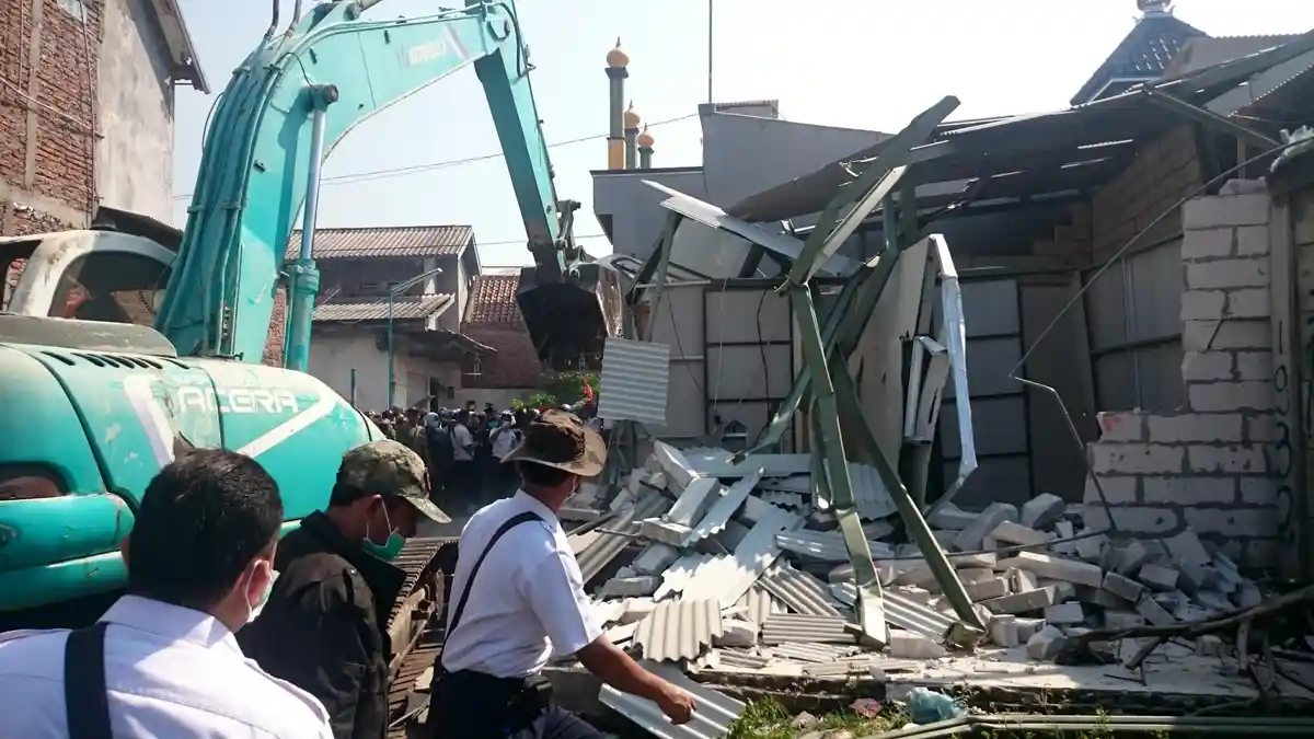 Warga Kebonharjo Mulai Mengais Sisa Reruntuhan Bangunan