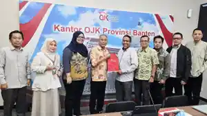 BPRS-Kepala-OJK-Provinsi-Banten-Adi-Dharma-berfoto-bersama-jajaran.jpg