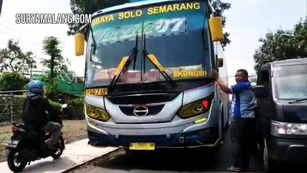 VIRAL - Polisi Pukul Mundur Bus Sugeng Rahayu Lawan Arus di Jalan Bypass Mojokerto