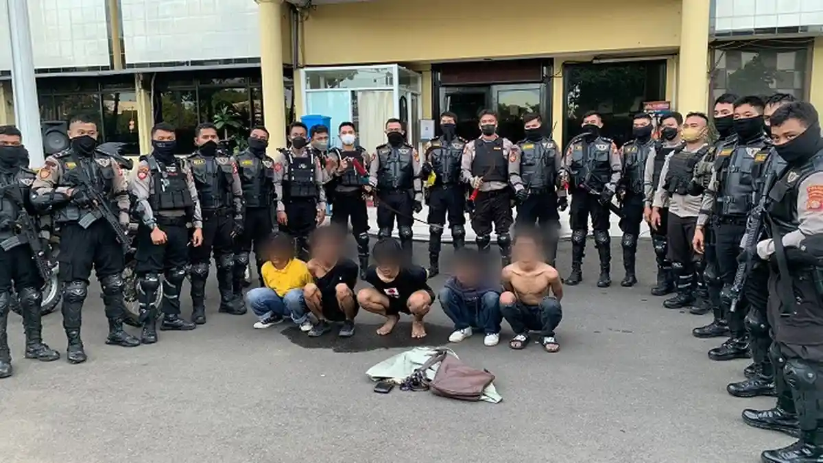 Hendak Tawuran, Lima Pemuda di Cengkareng Ditangkap Polisi, Bawa Empat Celurit dan Pedang