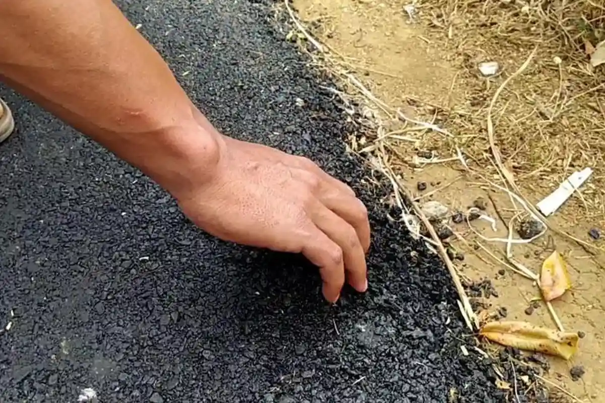 Kades Rudi Membela Diri Tanggapi Viral Aspal Jalan Ambyar Dipegang Tangan: Masih Bisa Diperbaiki