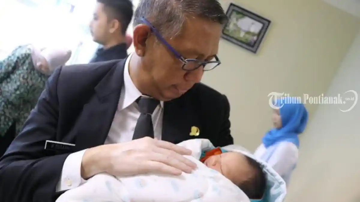 Sutarmidji Sempatkan Diri Jemput Cucu Pertama di RS ABK Pontianak