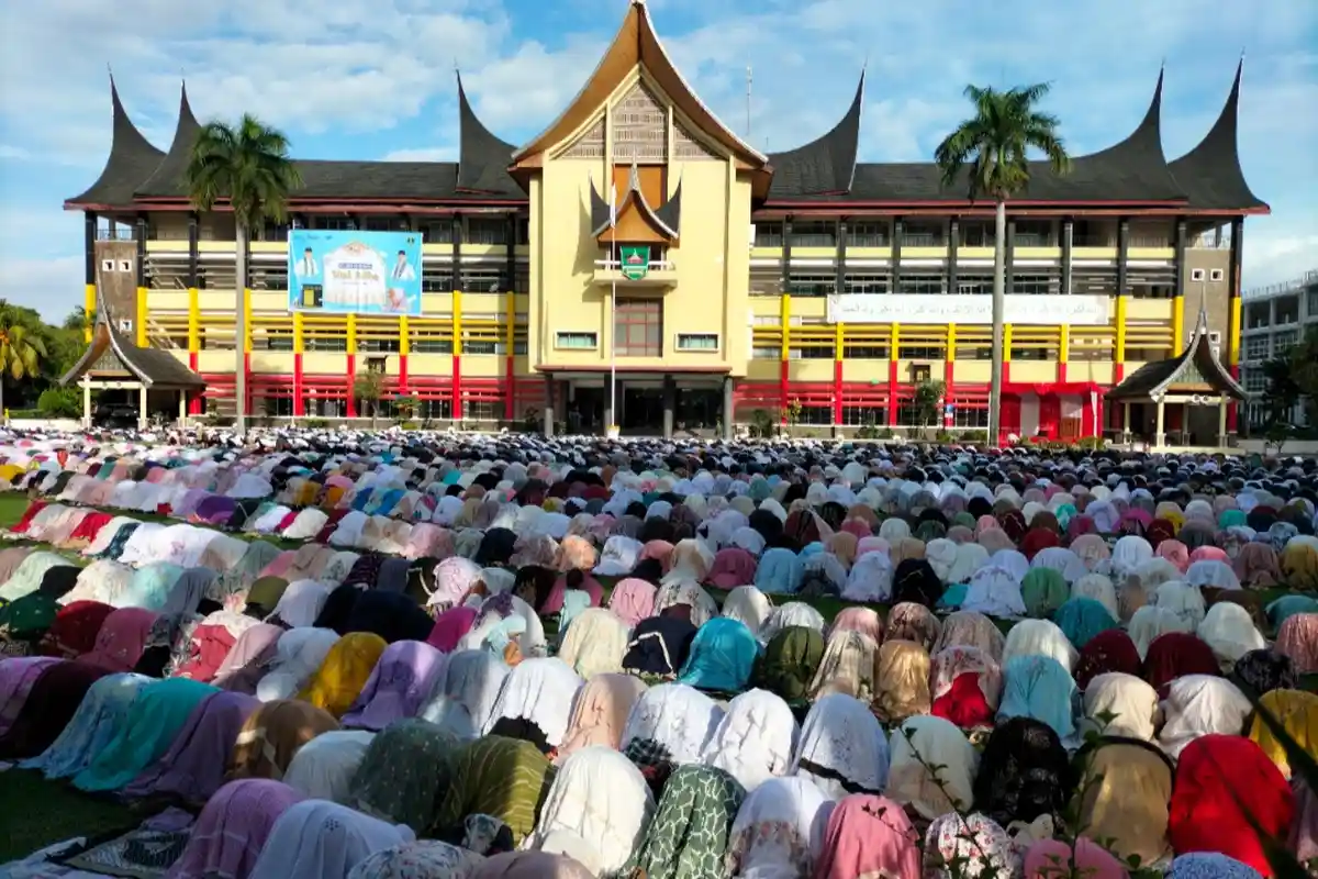 Bertindak Sebagai Khatib Idul Adha, Kakanwil Kemenag Sumbar Helmi Sampaikan Keteladanan Nabi Ibrahim