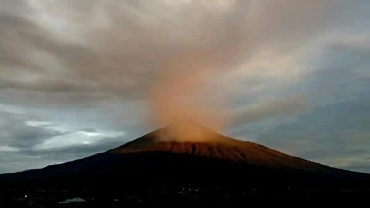 BREAKING NEWS - Gunung Kerinci Dikabarkan Erupsi, Kolom Abu Teramati Setinggi 800 Meter
