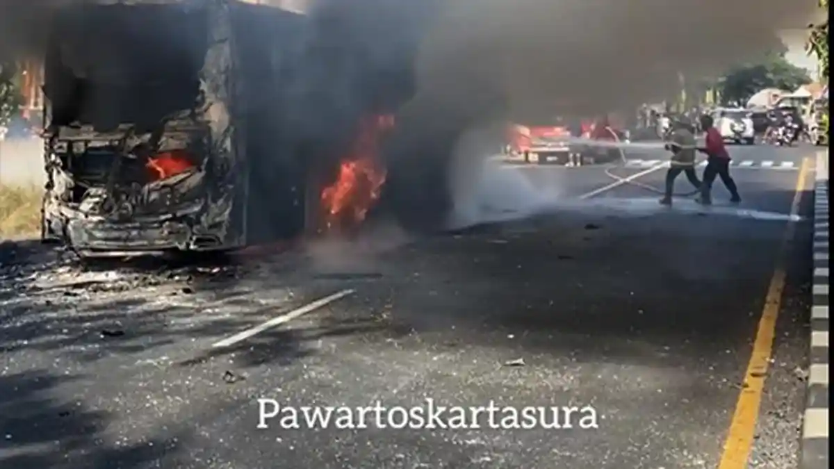KRONOLOGI Terbakarnya Bus Pengangkut Wisatawan Simo di Jalan Solo-Jogja : Asap Keluar dari Kap Mesin