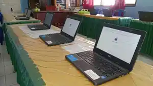 Sejumlah-Chromebook-digunakan-dalam-pelaksanaan-Assessment-Nasional-di-Desa-Sulobaja.jpg