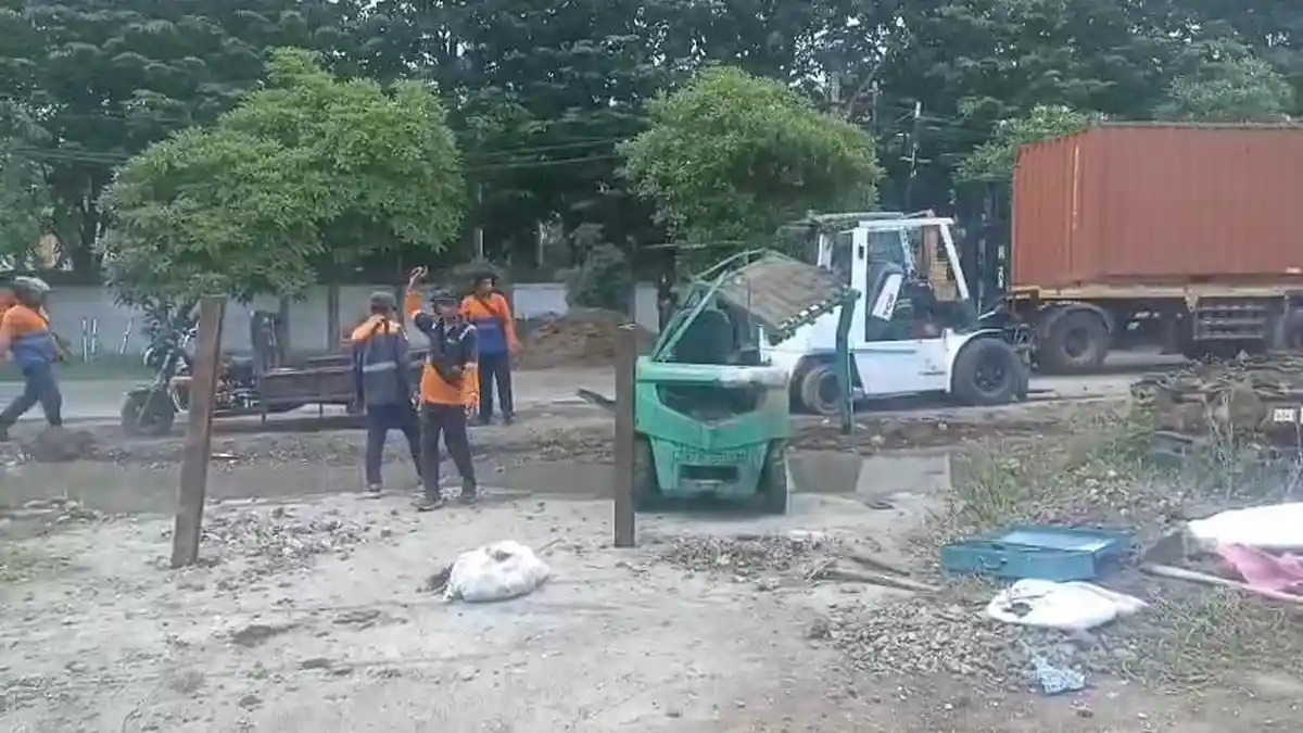 Kronologi KA Jenggala Kembali Tertemper di Gresik, Kali ini Oleh Forklift