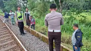 Petugas-kepolisian-mengevakuasi-korban-yang-tertemper-KA.jpg