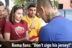 gelandang-as-roma-radja-nainggolan-saat-bertemu-fans-untuk-memberikan-tanda-tangan_20170803_090822.jpg