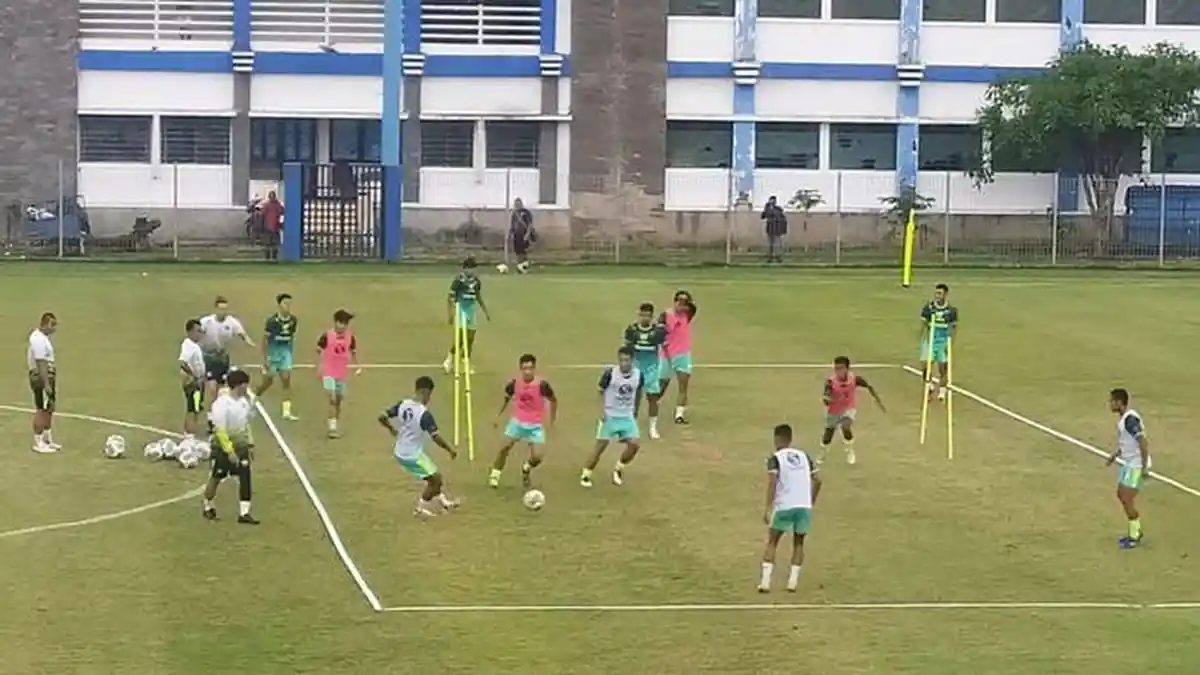 Febri Hariyadi Demam, Frets Butuan dan Erwin Ramdani Absen di Laga Persib Bandung vs Barito