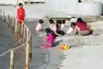 Warga Bermain di Pantai Ancol