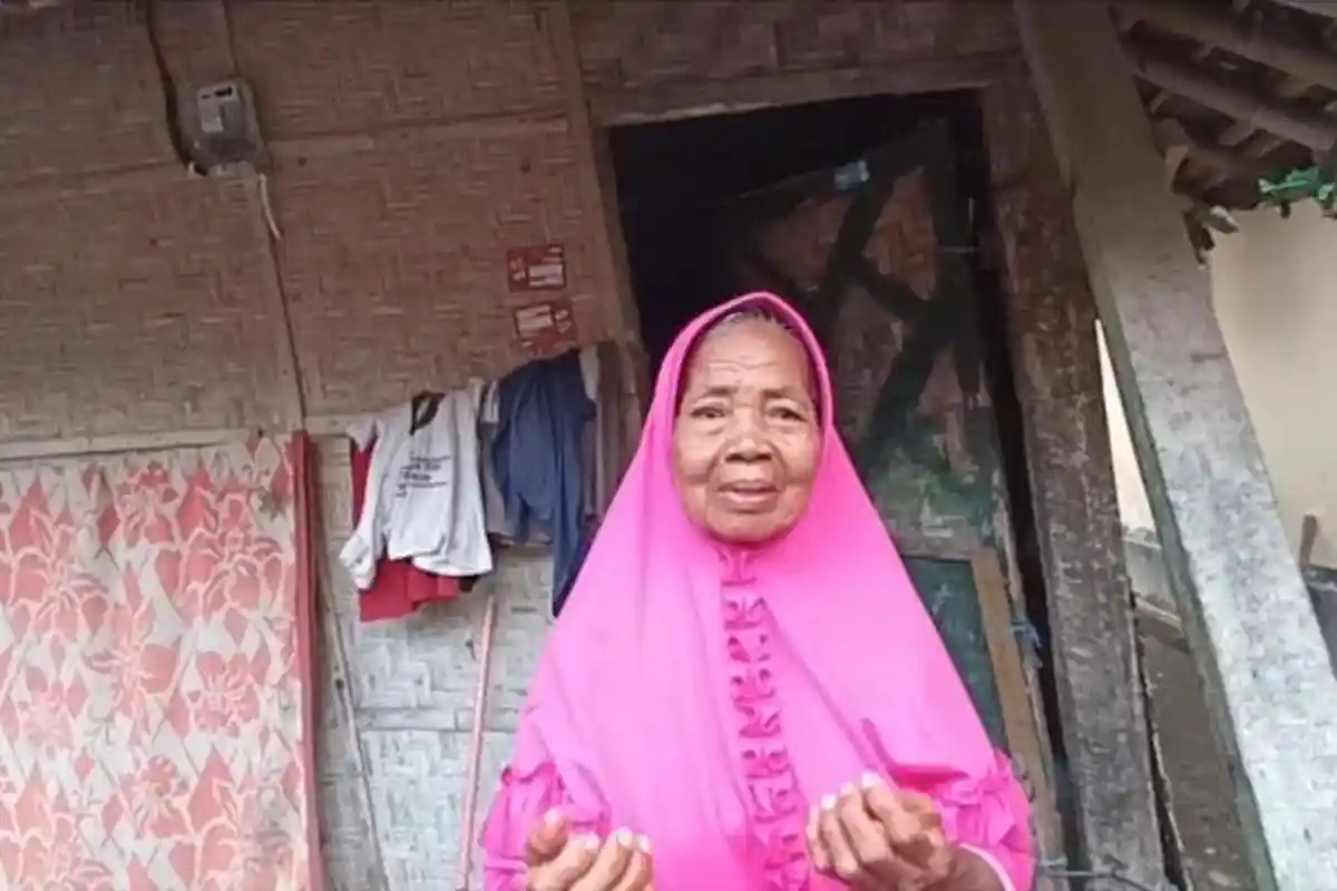 Nenek Ini Tinggal di Rumah Gedek Dekat Kandang Ayam, Dewan Janji Bantu Akhir April