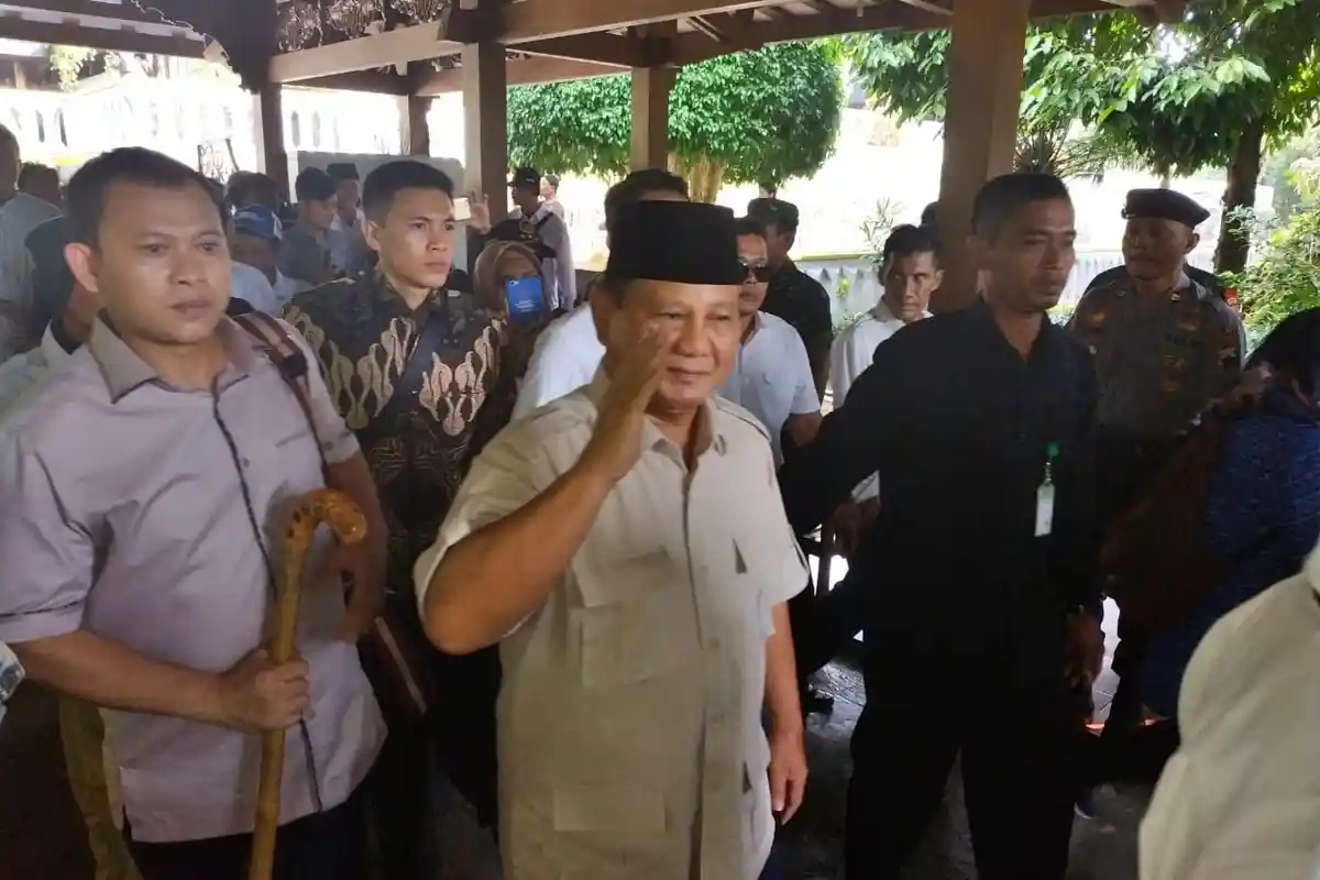 Prabowo Subianto Ditemani Didit Hediprasetyo Masuk ke Makam Soeharto untuk Tahlil dan Nyekar