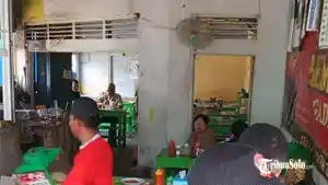 Suasana-di-warung-bakso-Remaja-Gading-3.jpg