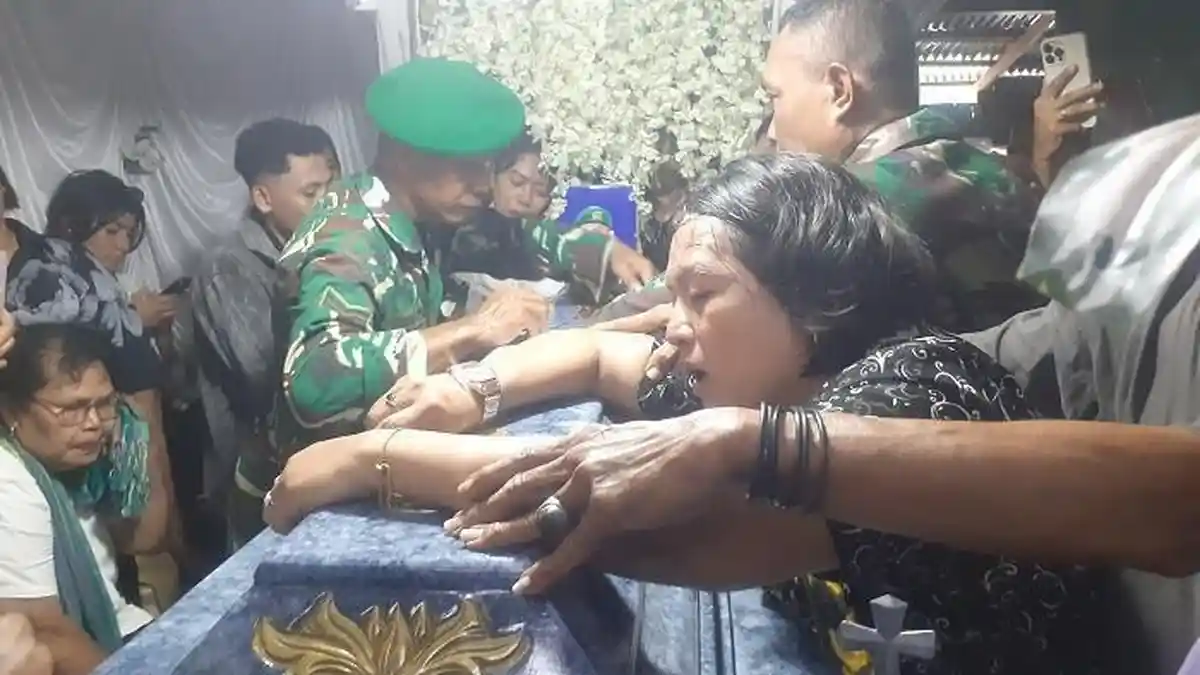 'Anak Saya Mati Sia-sia' Jerit Tangis Ibu Prada Lucky Antar Kepergian Anak, Teriak Minta Keadilan