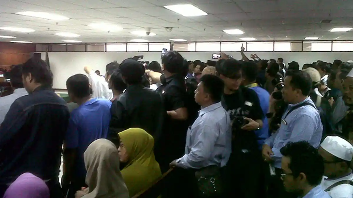 Pendukung Fuad Amin Rela Berdiri Saksikan Jalannya Persidangan