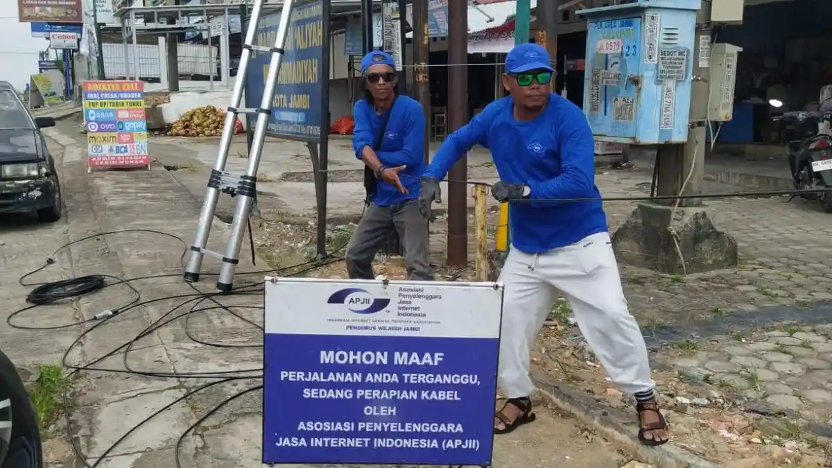 Diduga Tak Miliki Izin, APJII Jambi Tertibkan Kabel Udara di Kota Jambi