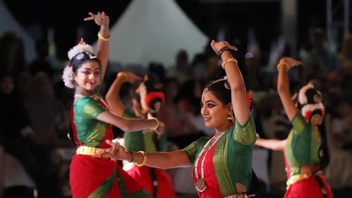 Penari India Bikin Heboh F8 Makassar dengan Tarian Bharatanatyam dan Kuchipudi