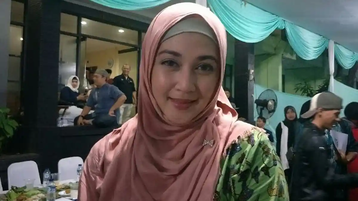 Dina Lorenza Ngaku Ingin Nikah Lagi, Ini Kriteria Calon Suaminya