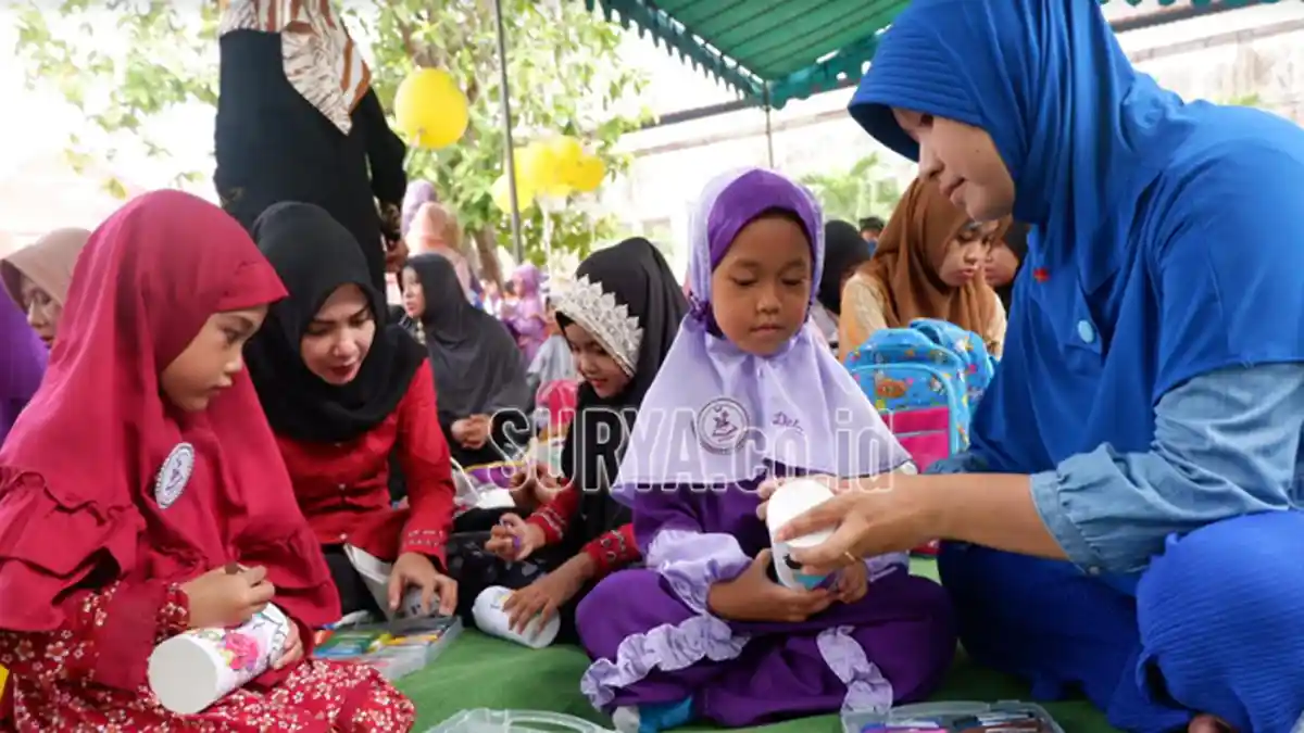 TK Islam Bhakti 4 Surabaya Isi Hari Pertama Sekolah dengan Mewarnai Celengan