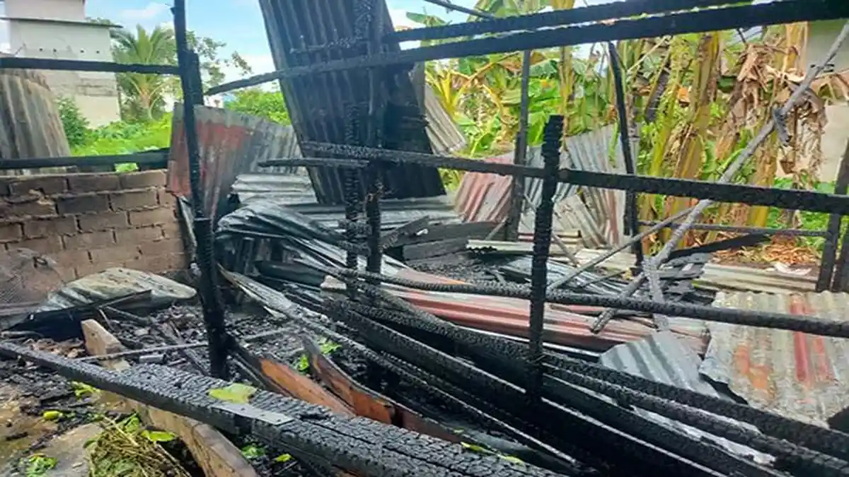 Lalai Saat Bakar Sampah, Satu Unit Rumah di Ngabang Hangus Terbakar