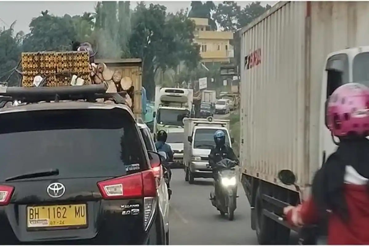 Macet Panjang di Banyuasin Jalan Lintas Sumatera Palembang-Jambi, Ini Sebabnya