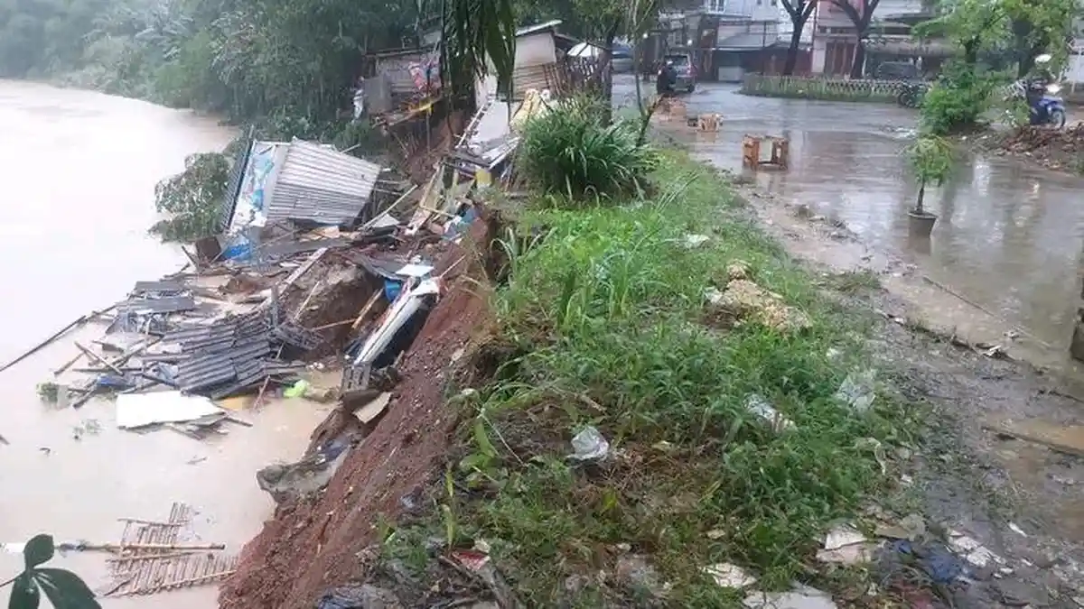 Hujan Deras, Bedeng di Gunungputri Bogor Amblas Hingga Masuk Sungai