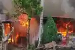 Satu-Rumah-Ludes-Terbakar-di-Beringin-Ngapa-Kolaka-Utara-Sulawesi-Tenggara-Warga-Bantu-Padamkan-Api.jpg