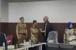 Kepsek-SMAN-1-Sambas-saatKetua-Badan-Sosialisasi-MPR-RI-Abraham-Liyanto.jpg