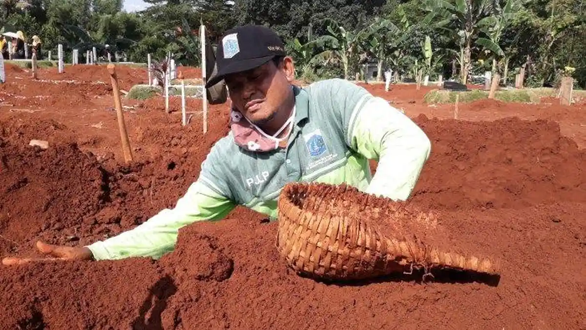 Penggali Kubur Beri Pesan bagi Warga yang Langgar PSBB: Lahan Kosong Kami Siapkan untuk yang Bandel