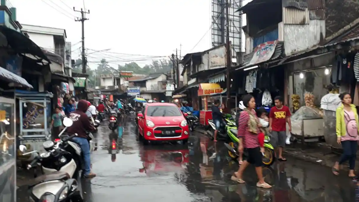 Berburu Takjil Di Pasar Cikereteg, Pasarnya Sepi Jalannya Yang Ramai