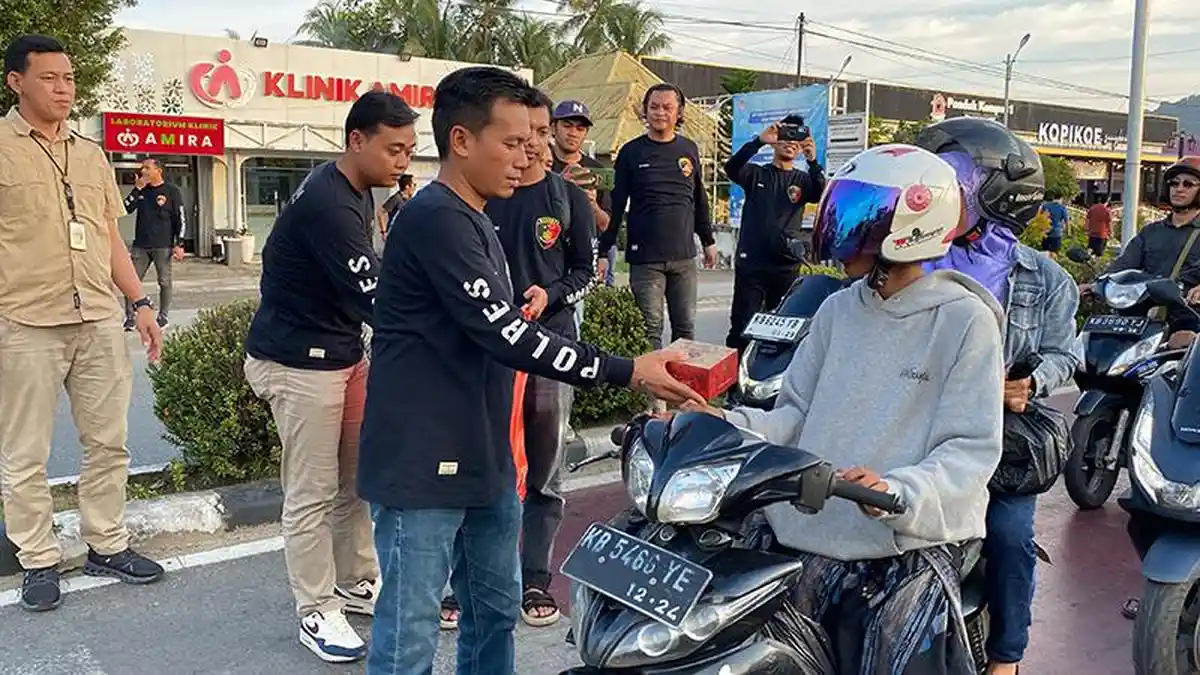 Sat Reskrim Polres Singkawang Bersama Awak Media Berbagi Takjil