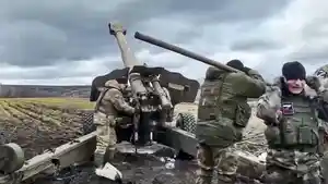 Tentara-Rusia-menembakkan-senjata-howitzer-kepada-pasukan-Ukraina.jpg