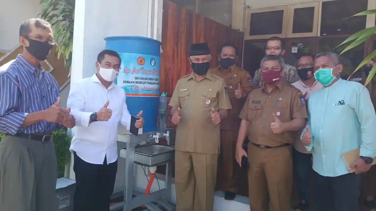 Politeknik Negeri Padang Serahkan Wastafel Buatan Dosen dan Mahasiswa kepada Pemko Padang