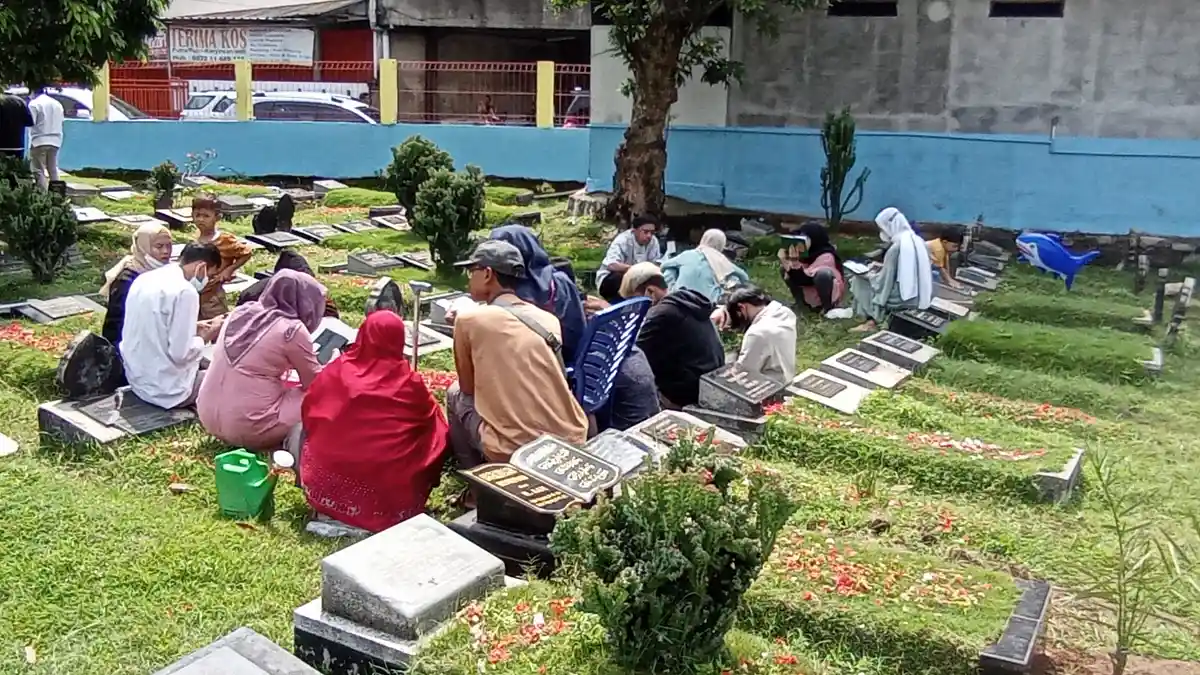 Adab Ziarah Kubur Beserta Bacaan Doa Khusus untuk Ahli Kubur