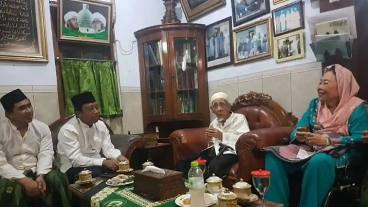 Gus Rommy Dampingi Istri Gus Dur Sowan ke Mbah Moen