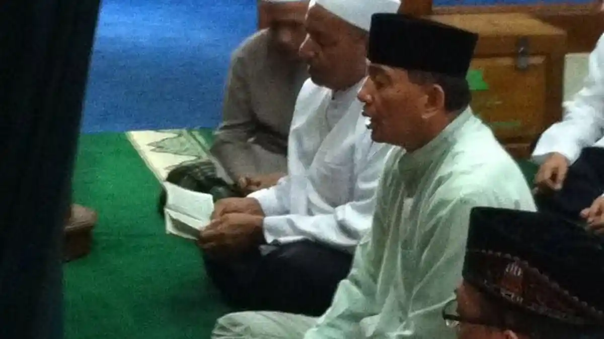 Selain Salat Jumat, Sjafrie Ziarah Makam Keramat Luar Batang