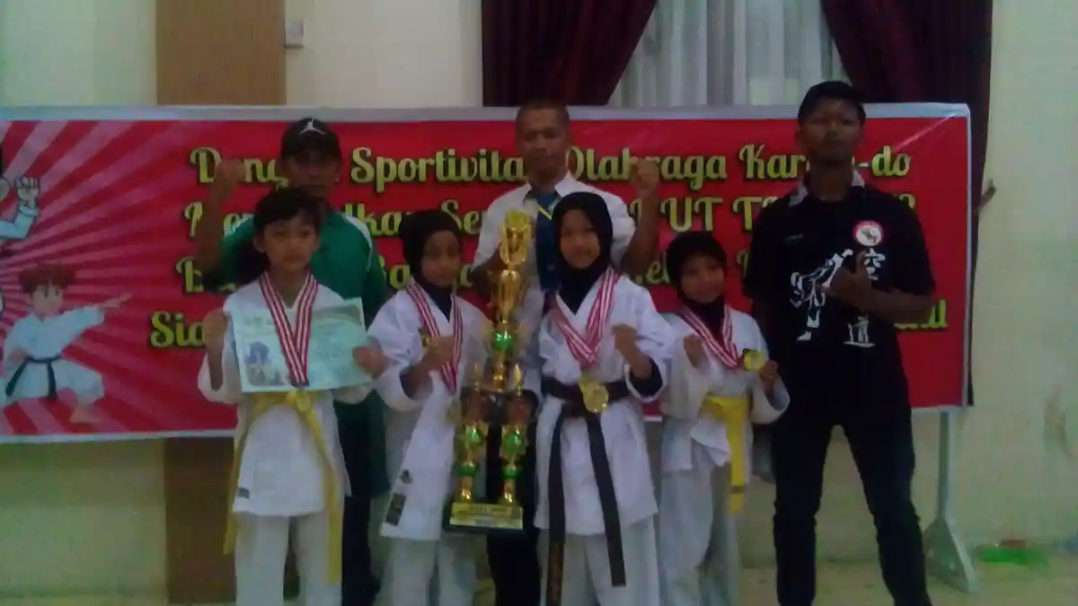MIN Sintang Borong Medali di Kejuaraan Karate Tingkat SD di Sintang