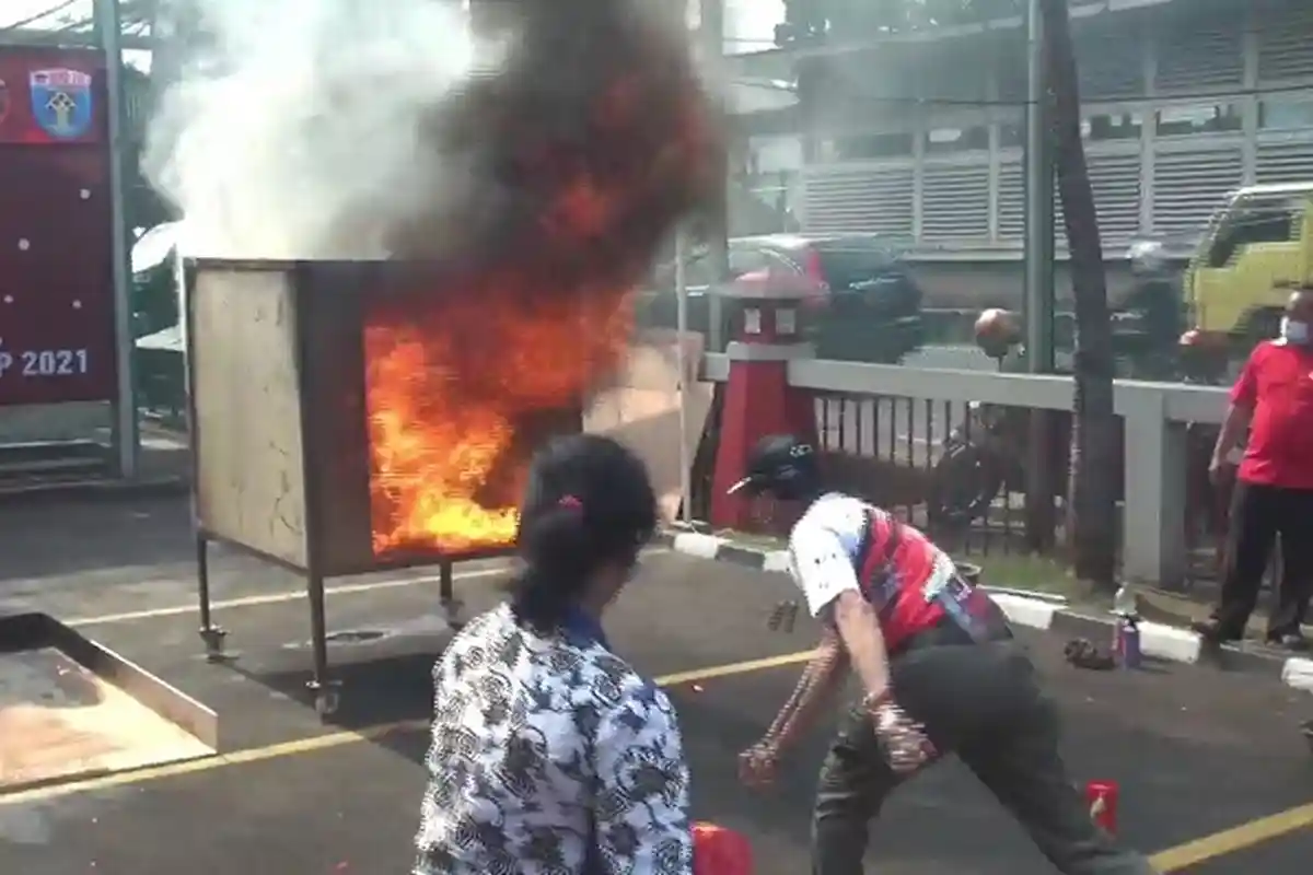Yasonna Laoly Coba Alat Pemadam Mutakhir di Lapas Cipinang, Tinggal Dilempar Api Padam